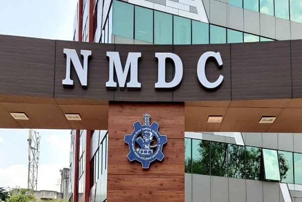 एनएमडीसी ने लौह अयस्क लंप, फाइंस के दाम 500 रुपये प्रति टन घटाए एनएमडीसी ने लौह अयस्क लंप, फाइंस के दाम 500 रुपये प्रति टन घटाए