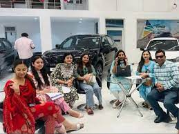 दवा कंपनी ने दिवाली पर कर्मचारियों को उपहार में कार दी दवा कंपनी ने दिवाली पर कर्मचारियों को उपहार में कार दी