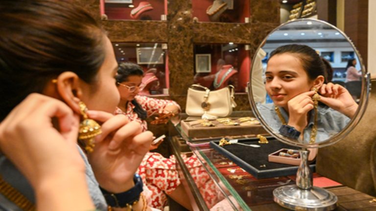 फेस्टिव सीजन में हुई रिकॉर्ड 5.40 लाख करोड़ रुपए की बिक्री, जीएसटी सुधार से उपभोक्ता मांग में दिखा सुधार फेस्टिव सीजन में हुई रिकॉर्ड 5.40 लाख करोड़ रुपए की बिक्री, जीएसटी सुधार से उपभोक्ता मांग में दिखा सुधार