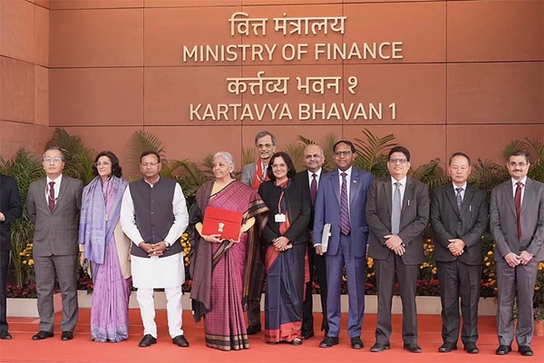 वित्त मंत्री निर्मला सीतारमण ने लोकसभा में पेश की 16वें वित्त आयोग की रिपोर्ट वित्त मंत्री निर्मला सीतारमण ने लोकसभा में पेश की 16वें वित्त आयोग की रिपोर्ट