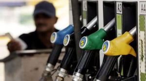 केंद्र सरकार ने पेट्रोल-डीजल पर बढ़ाई 3 रुपए एक्साइज ड्यूटी 
