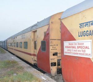  किसान रेल से फलों, सब्जियों की ढुलाई में 50 प्रतिशत मिलेगी छूट