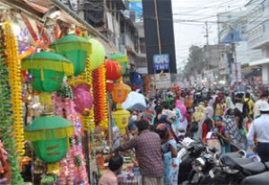  धनतेरस पर बाजारों में लौटी रौनक
