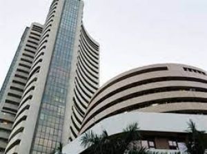 उतार-चढ़ाव भरे कारोबार में सेंसेक्स 98 अंक चढ़ा, निफ्टी ने 15,300 का स्तर बरकरार रखा