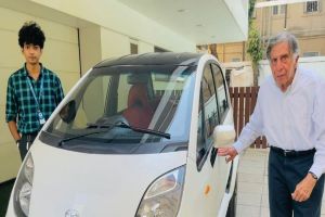इलेक्ट्रिक हो गई है टाटा नैनो.. ईवी में बैठ घूमने निकले रतन टाटा
