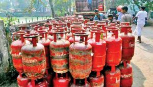  एलपीजी के दाम 3.50 रुपये प्रति सिलेंडर बढ़े, 1000 रुपये से ज्यादा का हुआ बिना सब्सिडी वाला सिलेंडर