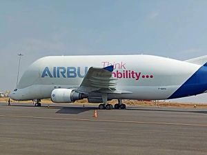  हैदराबाद हवाई अड्डे पर उतरा सबसे बड़ा कार्गो विमान बेलुगा