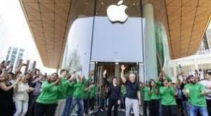 देश में एप्पल का पहला रिटेल स्टोर चालू, सीईओ कुक ने ग्राहकों का स्वागत किया देश में एप्पल का पहला रिटेल स्टोर चालू, सीईओ कुक ने ग्राहकों का स्वागत किया