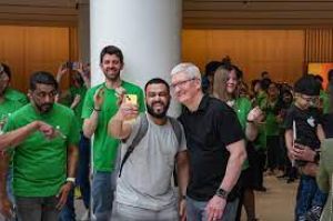 दिल्ली में एप्पल का पहला स्टोर खुला, सीईओ कुक ने ग्राहकों का स्वागत किया दिल्ली में एप्पल का पहला स्टोर खुला, सीईओ कुक ने ग्राहकों का स्वागत किया