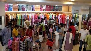 गांधी जयंती पर क्नाट प्लेस में खादी दुकान पर रिकॉर्ड 1.5 करोड़ रुपये की बिक्री गांधी जयंती पर क्नाट प्लेस में खादी दुकान पर रिकॉर्ड 1.5 करोड़ रुपये की बिक्री