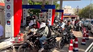 ईंधन की कोई कमी नहीं, अफवाहों पर ध्यान न दें और घबराहट में खरीदारी से बचें: तेल कंपनियां ईंधन की कोई कमी नहीं, अफवाहों पर ध्यान न दें और घबराहट में खरीदारी से बचें: तेल कंपनियां