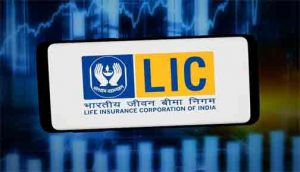 सरकार के हिस्सेदारी बेचने के ऐलान से LIC के शेयरों में बड़ी गिरावट