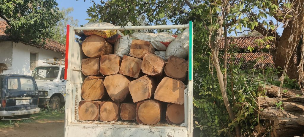  मानिकपुर के जंगल से साल की इमारती लकड़ी जप्त, वाहन छोड़कर तस्कर भागे
