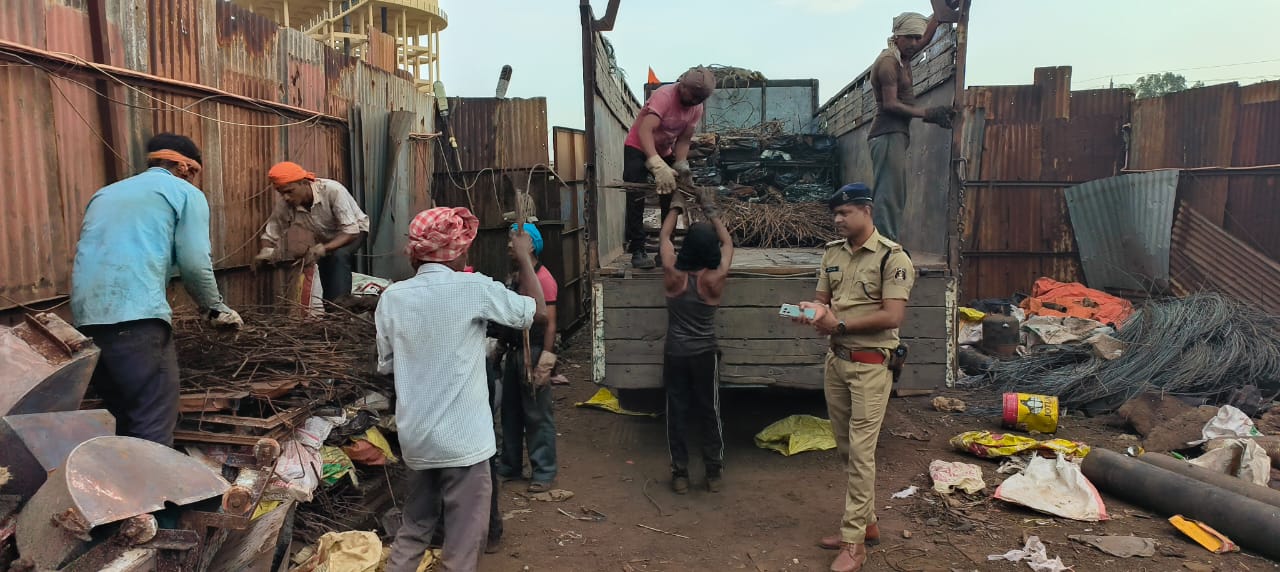 कबाड़ कारोबारियों के खिलाफ दुर्ग पुलिस की बड़ी कार्यवाही, 21 गिरफ्तार, लाखों रुपए का कबाड़ जप्त कबाड़ कारोबारियों के खिलाफ दुर्ग पुलिस की बड़ी कार्यवाही, 21 गिरफ्तार, लाखों रुपए का कबाड़ जप्त