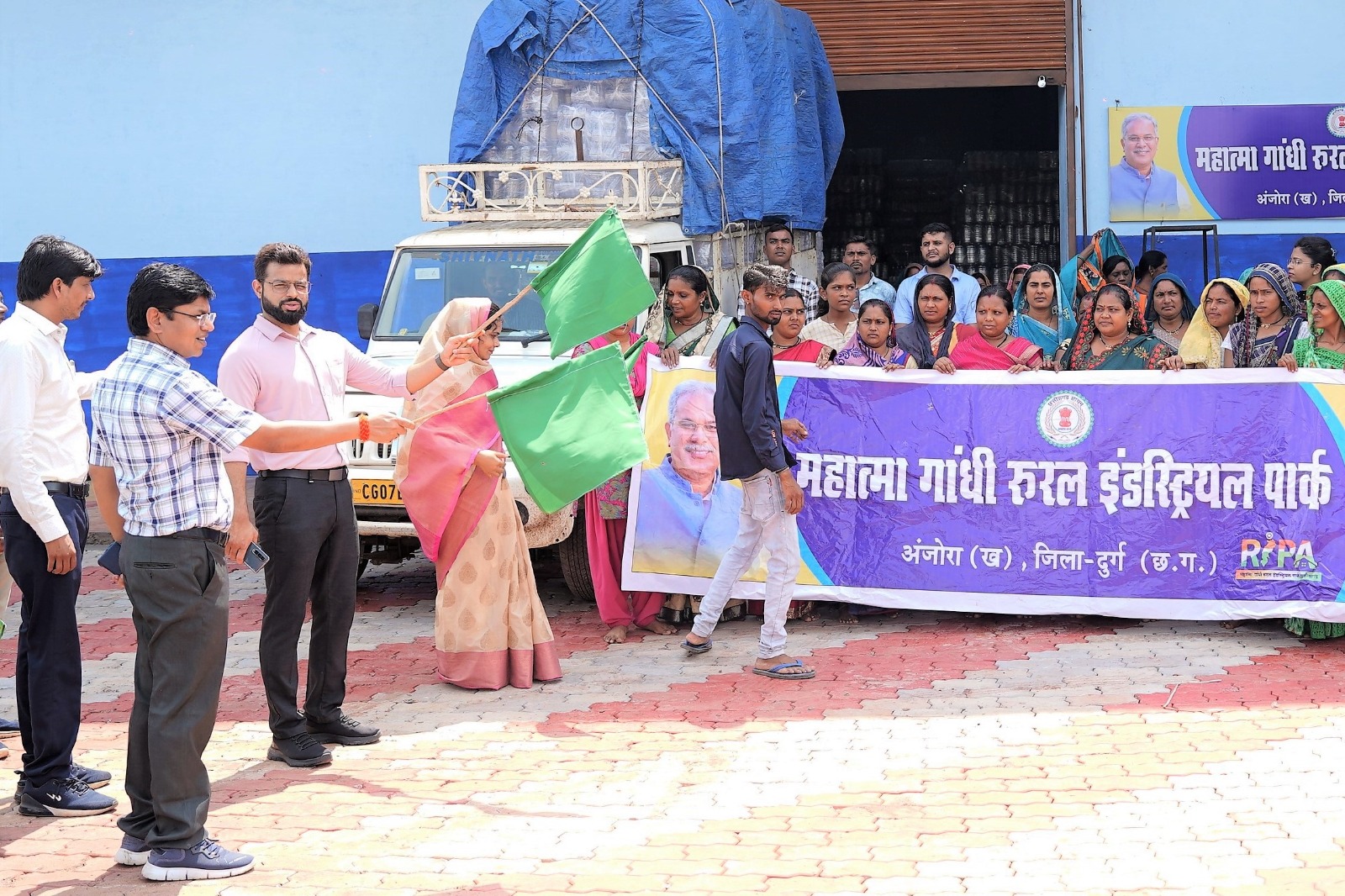 कलेक्टर ने प्लास्टिक जार की पहली खेप को हरी झण्डी दिखाकर किया रवाना कलेक्टर ने प्लास्टिक जार की पहली खेप को हरी झण्डी दिखाकर किया रवाना