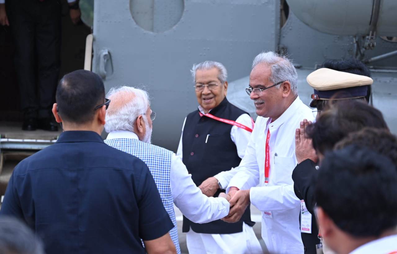 राज्यपाल हरिचंदन और मुख्यमंत्री बघेल ने प्रधानमंत्री नरेन्द्र मोदी को दी भावभीनी बिदाई राज्यपाल हरिचंदन और मुख्यमंत्री बघेल ने प्रधानमंत्री नरेन्द्र मोदी को दी भावभीनी बिदाई