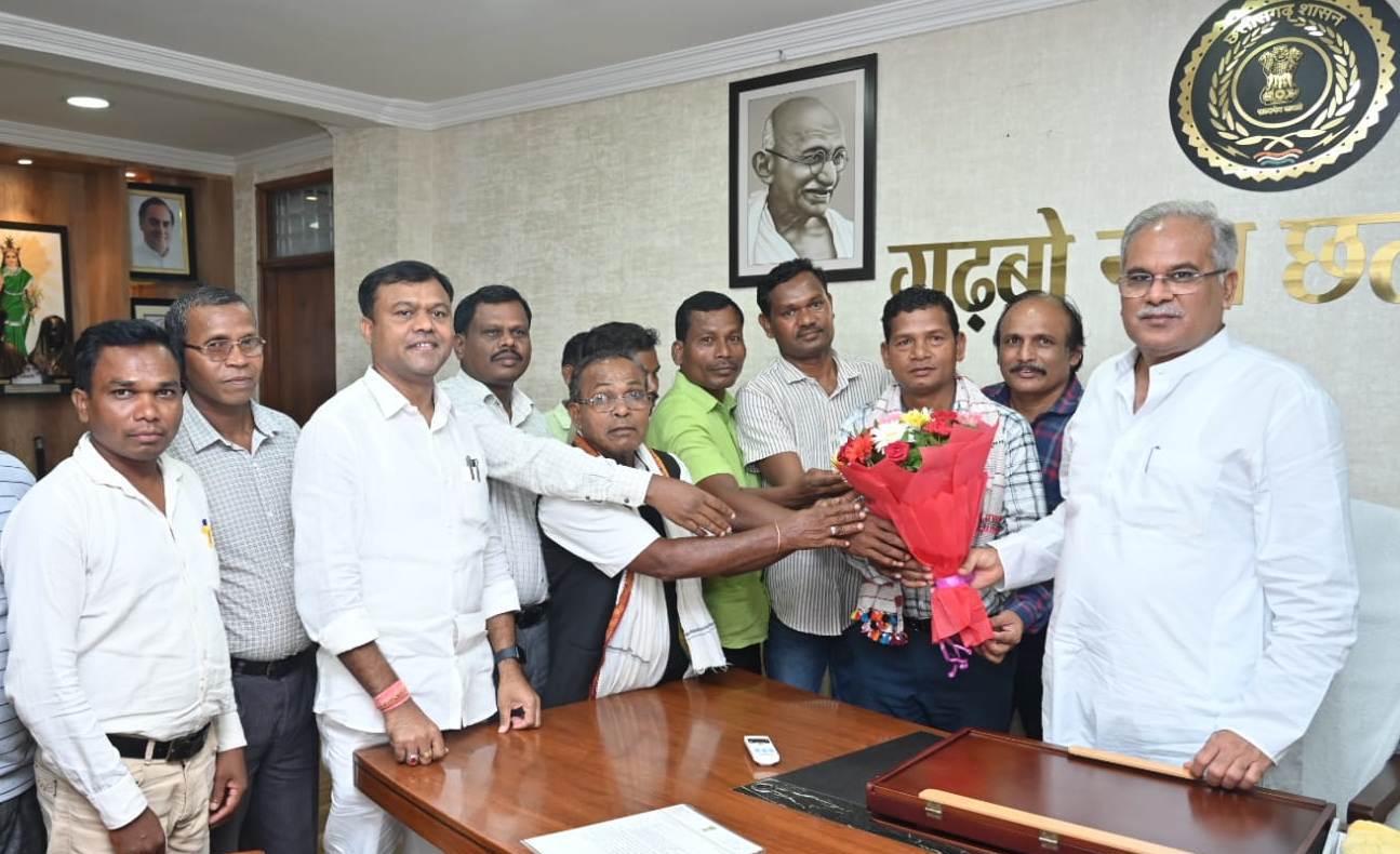 मुख्यमंत्री से बस्तर जिला सर्व आदिवासी समाज के प्रतिनिधिमंडल ने की सौजन्य मुलाकात मुख्यमंत्री से बस्तर जिला सर्व आदिवासी समाज के प्रतिनिधिमंडल ने की सौजन्य मुलाकात