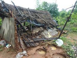 हाथियों ने दो गांवों में मचाया उत्पात, चार मकान ढहाए हाथियों ने दो गांवों में मचाया उत्पात, चार मकान ढहाए