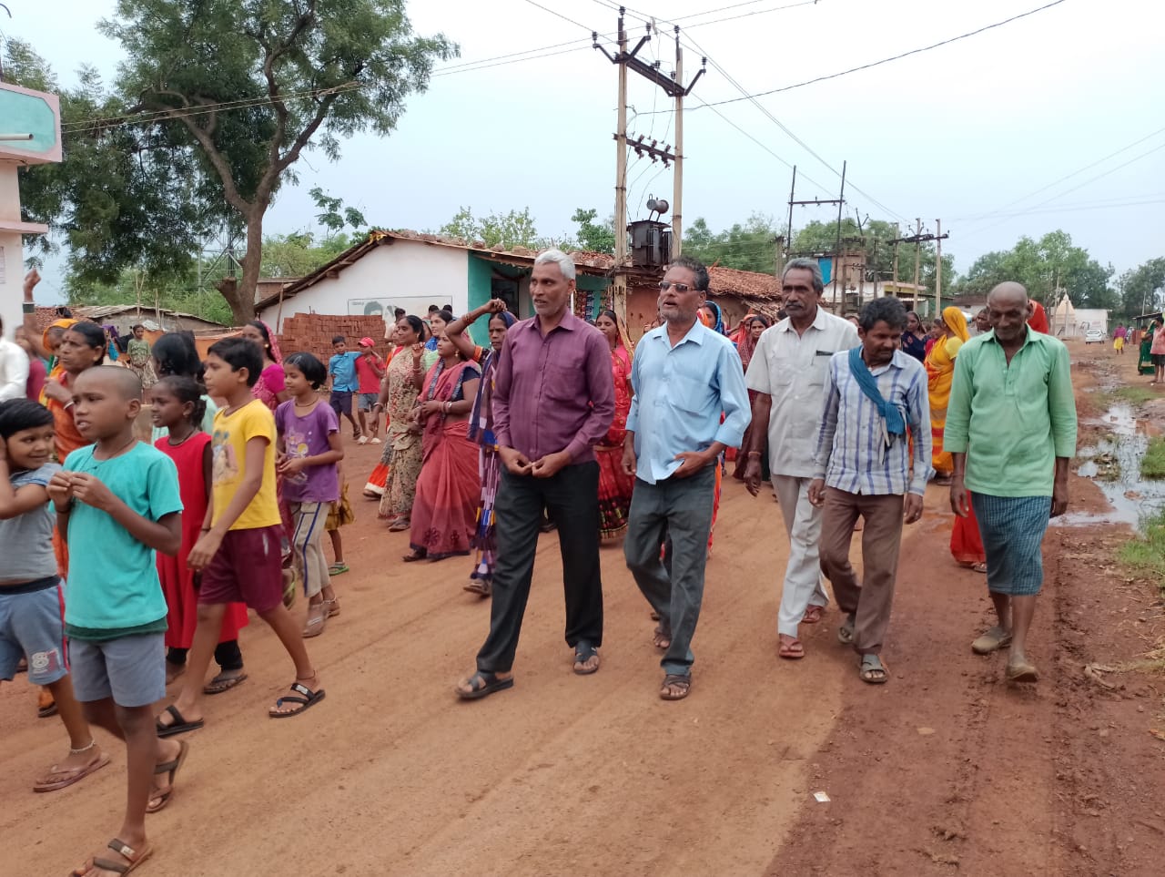 अवैध शराब के खिलाफ असौंदावासियों का मोर्चा जारी अवैध शराब के खिलाफ असौंदावासियों का मोर्चा जारी