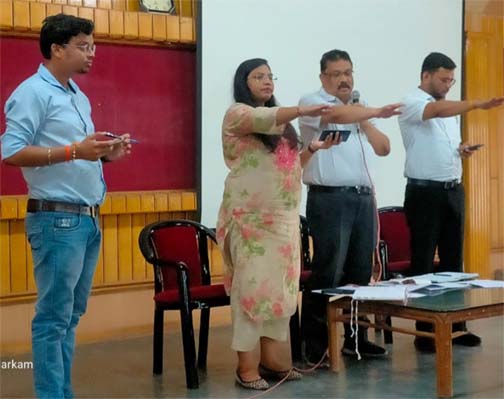 बीएलओ व सुपरवाइजर की समीक्षा पश्चात शपथ बीएलओ व सुपरवाइजर की समीक्षा पश्चात शपथ