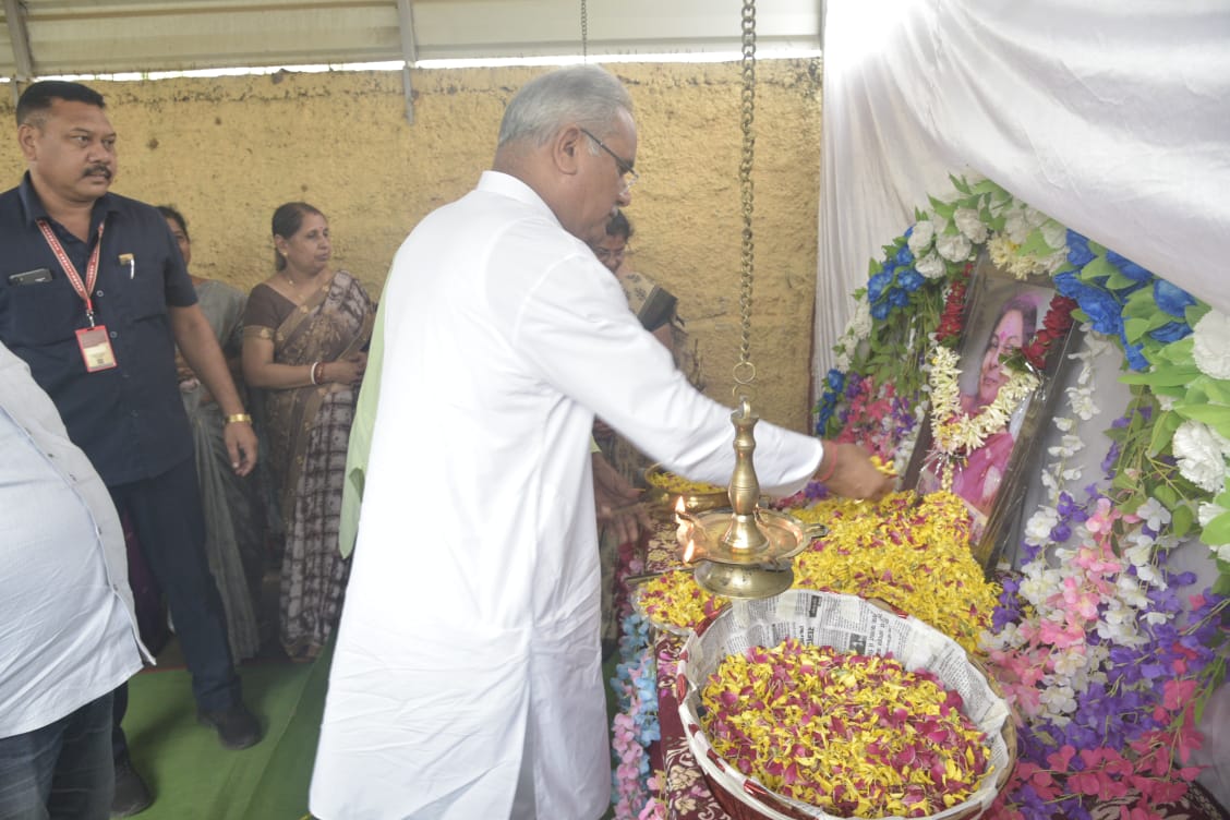 मुख्यमंत्री श्री बघेल मनवा कुर्मी क्षत्रिय समाज पूर्व राजप्रधान दुर्ग राज की धर्मपत्नी रेखा वर्मा के दशगात्र कार्यक्रम में हुए शामिल मुख्यमंत्री श्री बघेल मनवा कुर्मी क्षत्रिय समाज पूर्व राजप्रधान दुर्ग राज की धर्मपत्नी रेखा वर्मा के दशगात्र कार्यक्रम में हुए शामिल