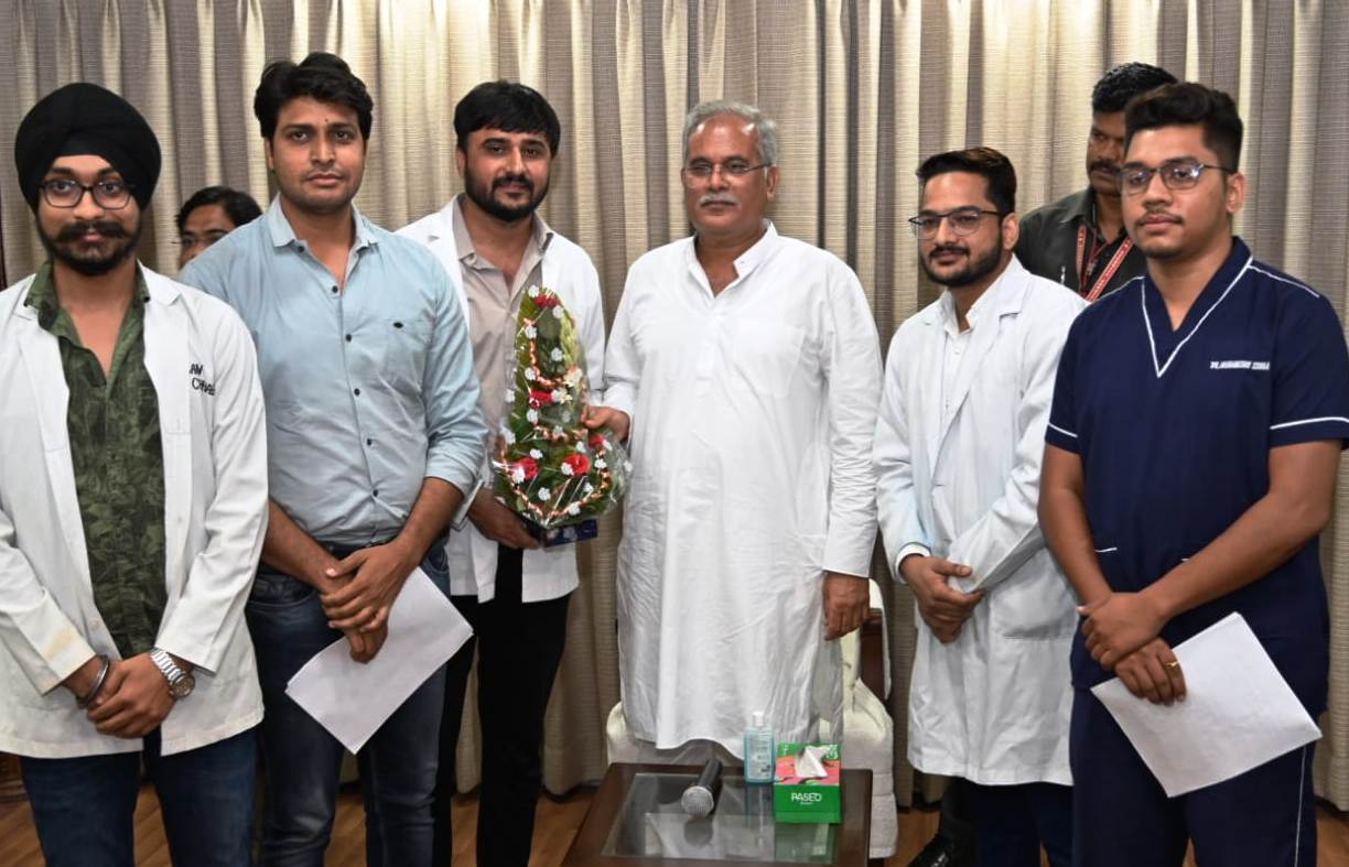 मुख्यमंत्री से जूनियर डॉक्टर्स एसोसिएशन के प्रतिनिधिमंडल ने सौजन्य मुलाकात की मुख्यमंत्री से जूनियर डॉक्टर्स एसोसिएशन के प्रतिनिधिमंडल ने सौजन्य मुलाकात की