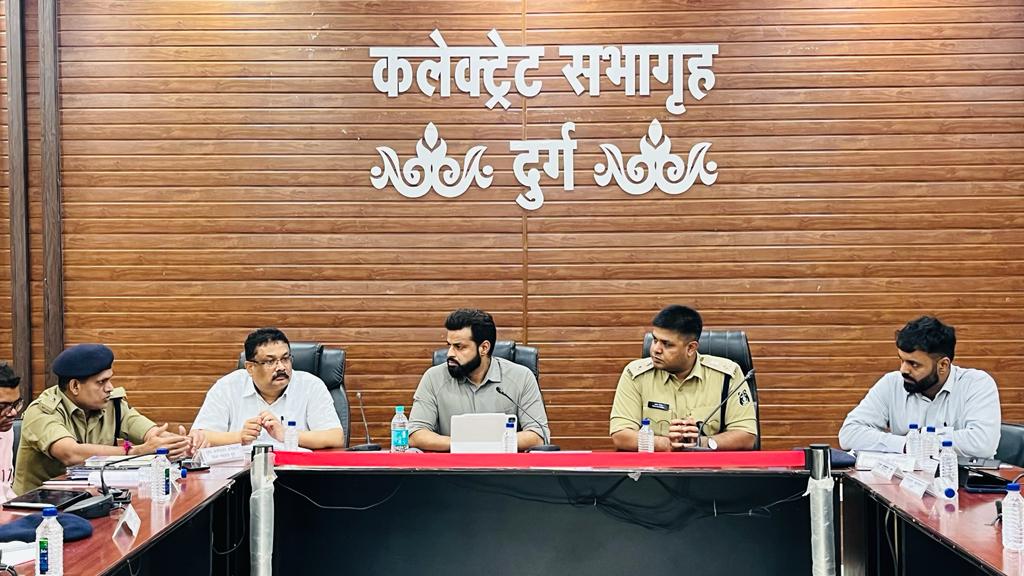 कलेक्टर और एसपी ने की कानून व्यवस्था की समीक्षा कलेक्टर और एसपी ने की कानून व्यवस्था की समीक्षा