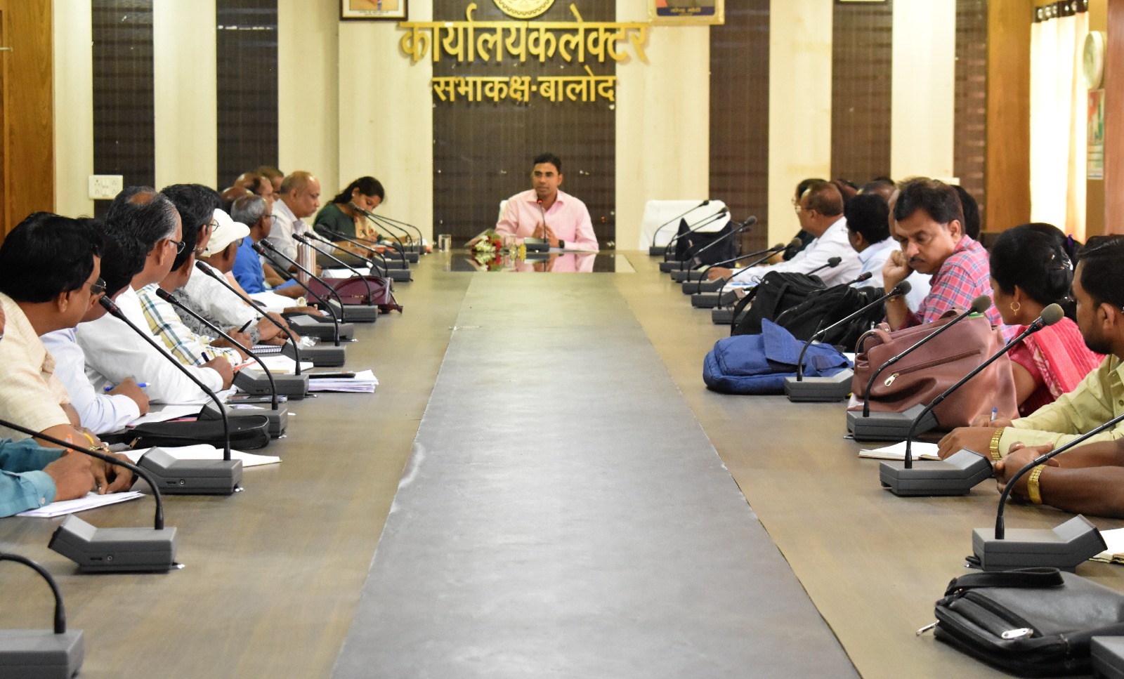 कलेक्टर ने ली स्वामी आत्मानंद विद्यालयों के प्राचार्यों की बैठक कलेक्टर ने ली स्वामी आत्मानंद विद्यालयों के प्राचार्यों की बैठक