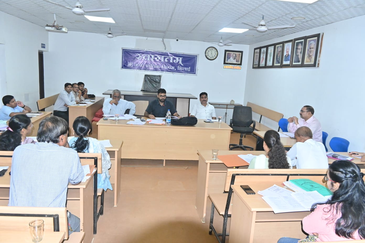 निगम आयुक्त रोहित व्यास ने विकास एवं निर्माण कार्यों की ली समीक्षा बैठक निगम आयुक्त रोहित व्यास ने विकास एवं निर्माण कार्यों की ली समीक्षा बैठक