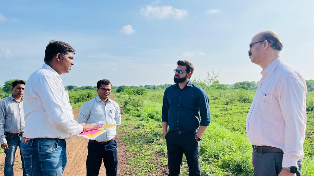 कलेक्टर पुष्पेन्द्र कुमार मीणा पहुंचे आईआईटी भिलाई, निर्माणाधीन परिसर में अधोसंरचना, प्लांटेशन, लैंडस्केपिंग व हेलिपेड का किया अवलोकन कलेक्टर पुष्पेन्द्र कुमार मीणा पहुंचे आईआईटी भिलाई, निर्माणाधीन परिसर में अधोसंरचना, प्लांटेशन, लैंडस्केपिंग व हेलिपेड का किया अवलोकन