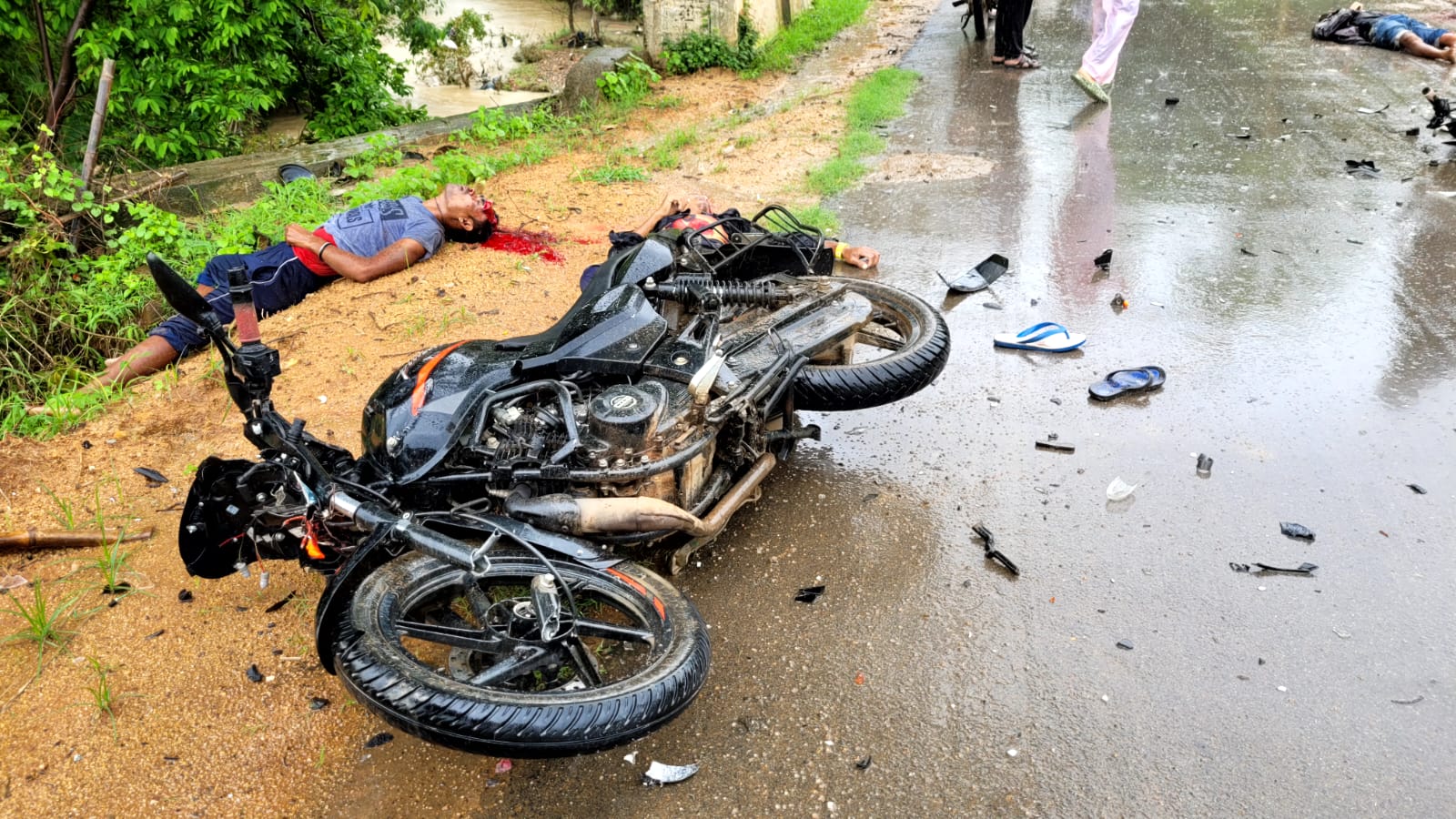 मोटर साइकिल भिड़ंत में चार युवकों की दर्दनाक मौत मोटर साइकिल भिड़ंत में चार युवकों की दर्दनाक मौत