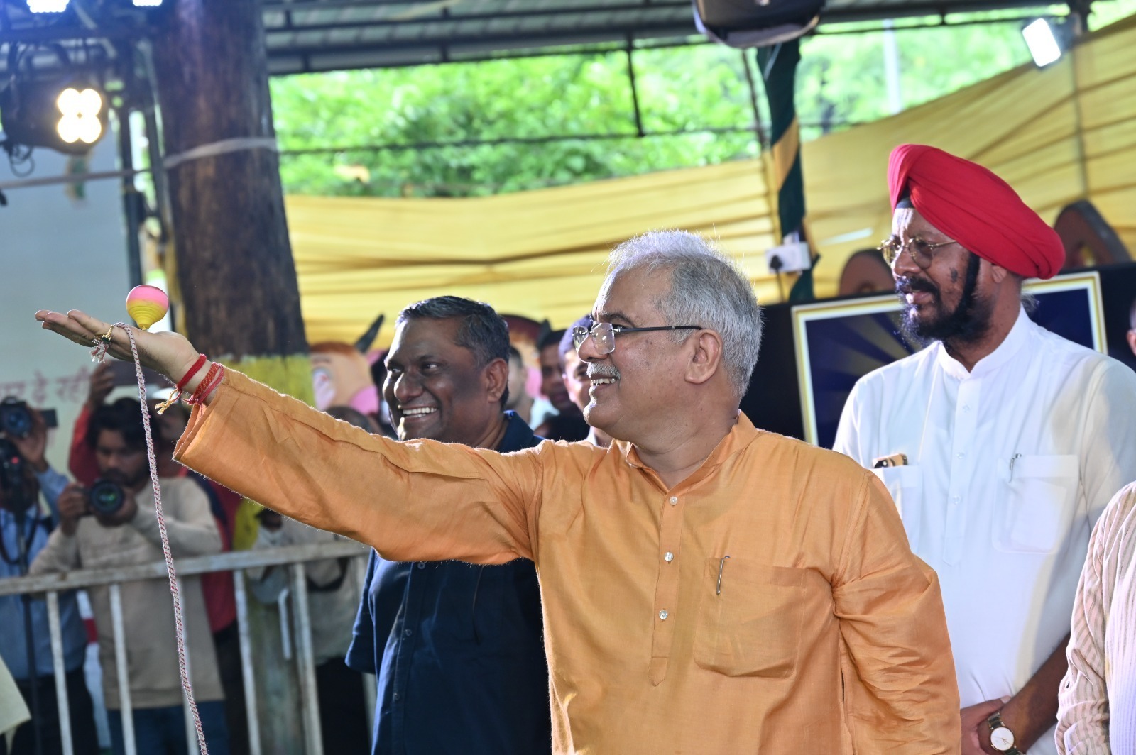 मुख्यमंत्री ने जब हथेली में भौंरा चलाकर दिखाया मुख्यमंत्री ने जब हथेली में भौंरा चलाकर दिखाया