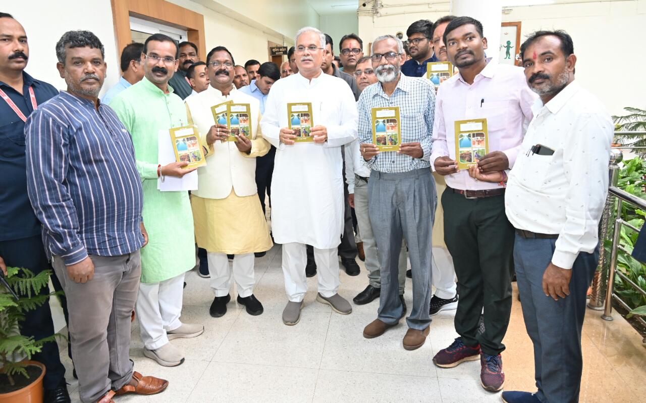 मुख्यमंत्री ने किया छत्तीसगढ़ी नाटक ‘सुराजी गांव‘ का विमोचन मुख्यमंत्री ने किया छत्तीसगढ़ी नाटक ‘सुराजी गांव‘ का विमोचन