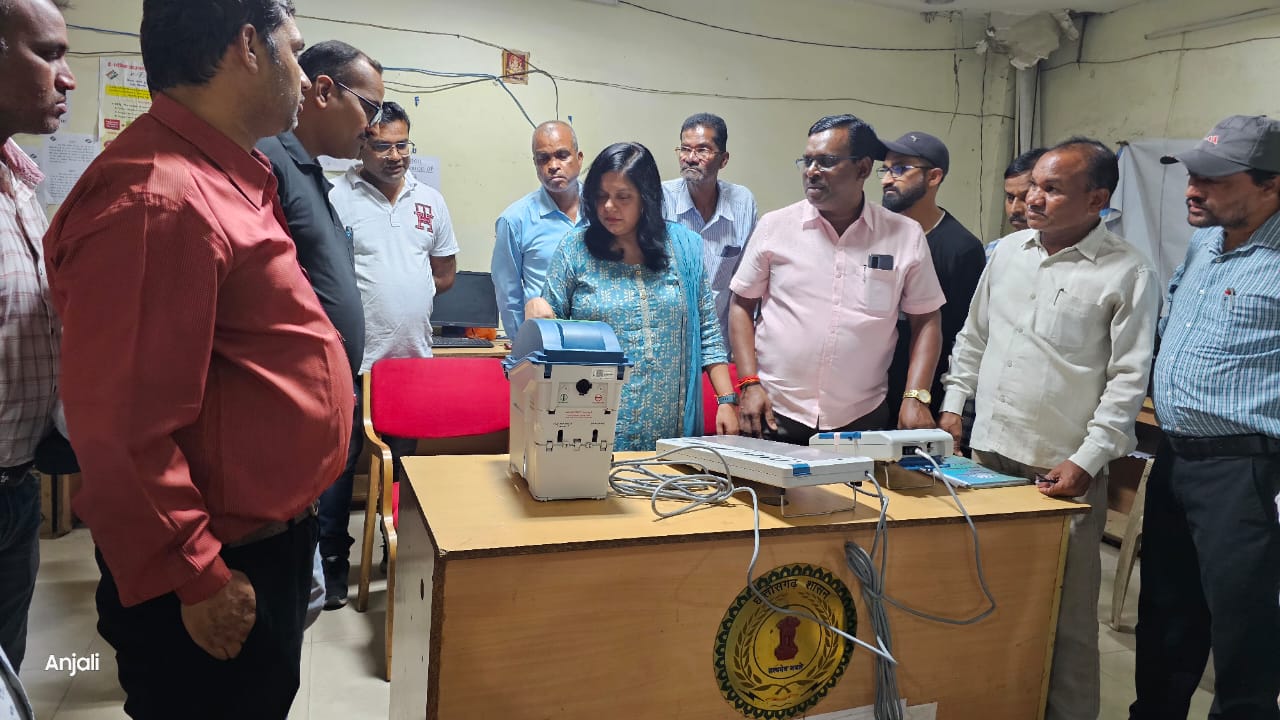 मतदाता जान रहे ईवीएम मशीन से वोटिंग के तरीक़े मतदाता जान रहे ईवीएम मशीन से वोटिंग के तरीक़े