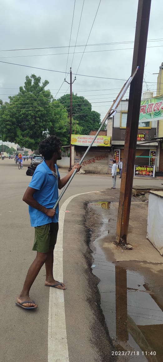 अवैध पोस्टर/होर्डिग हटाने निगम ने चलाया अभियान, अलग-अलग स्थानों से हटाए गए होर्डिंग एवं पोस्टर अवैध पोस्टर/होर्डिग हटाने निगम ने चलाया अभियान, अलग-अलग स्थानों से हटाए गए होर्डिंग एवं पोस्टर