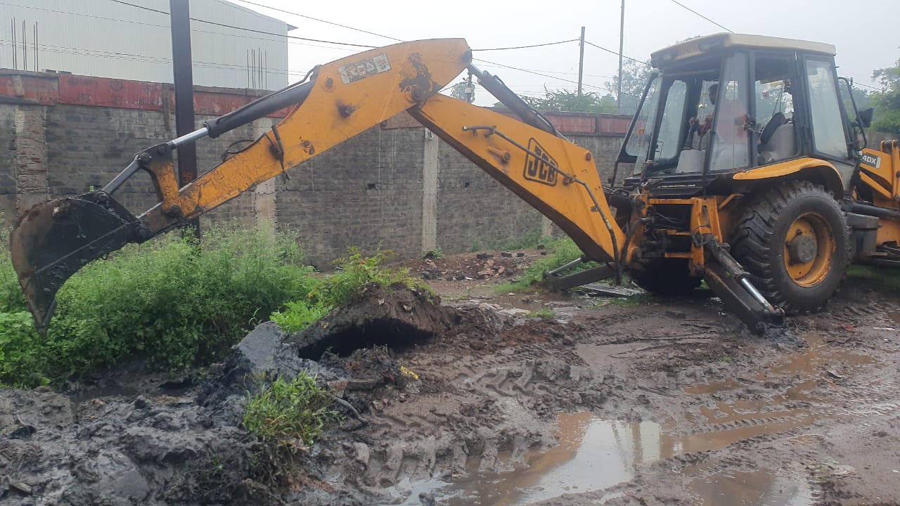 बरसात को देखते हुए भिलाई निगम अलर्ट...अतिक्रमण हटाकर की जा रही है नालियों की सफाई बरसात को देखते हुए भिलाई निगम अलर्ट...अतिक्रमण हटाकर की जा रही है नालियों की सफाई