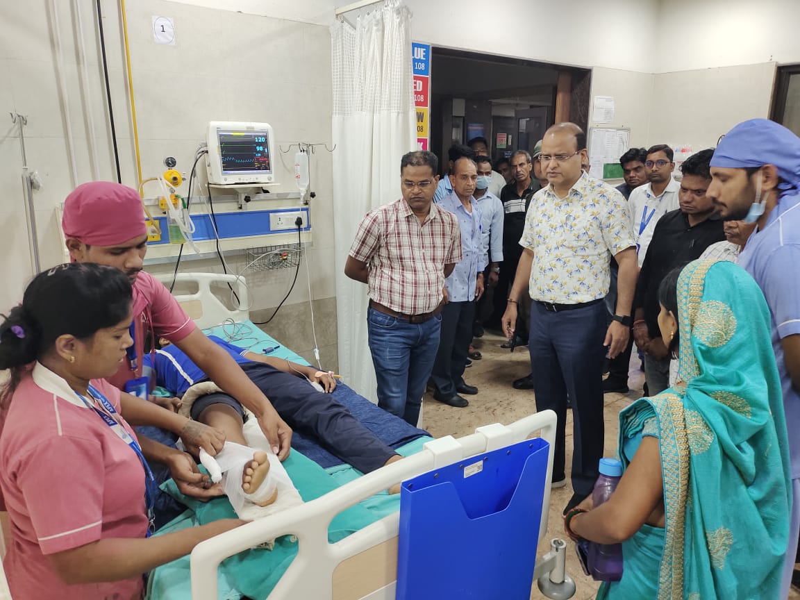 घरघोड़ा में स्कूली बस को ट्रक ने मारी टक्कर, कलेक्टर ने तत्काल शुरू कराया बचाव कार्य घरघोड़ा में स्कूली बस को ट्रक ने मारी टक्कर, कलेक्टर ने तत्काल शुरू कराया बचाव कार्य