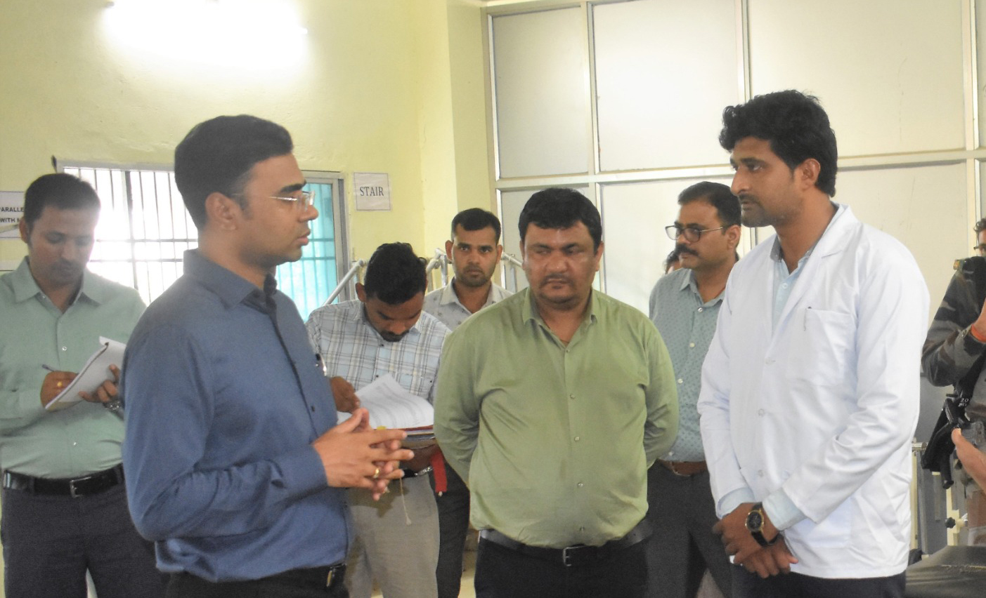 कलेक्टर ने किया पुनर्वास केंद्र झलमला का निरीक्षण कलेक्टर ने किया पुनर्वास केंद्र झलमला का निरीक्षण