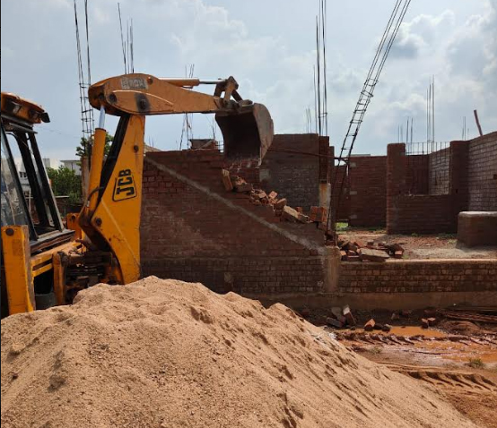 11 निर्माणाधीन घरों के अवैध निर्माण पर गिरी गाज, निगम ने तोड़ा बाउंड्री वाल एवं अन्य अधोसंरचना 11 निर्माणाधीन घरों के अवैध निर्माण पर गिरी गाज, निगम ने तोड़ा बाउंड्री वाल एवं अन्य अधोसंरचना