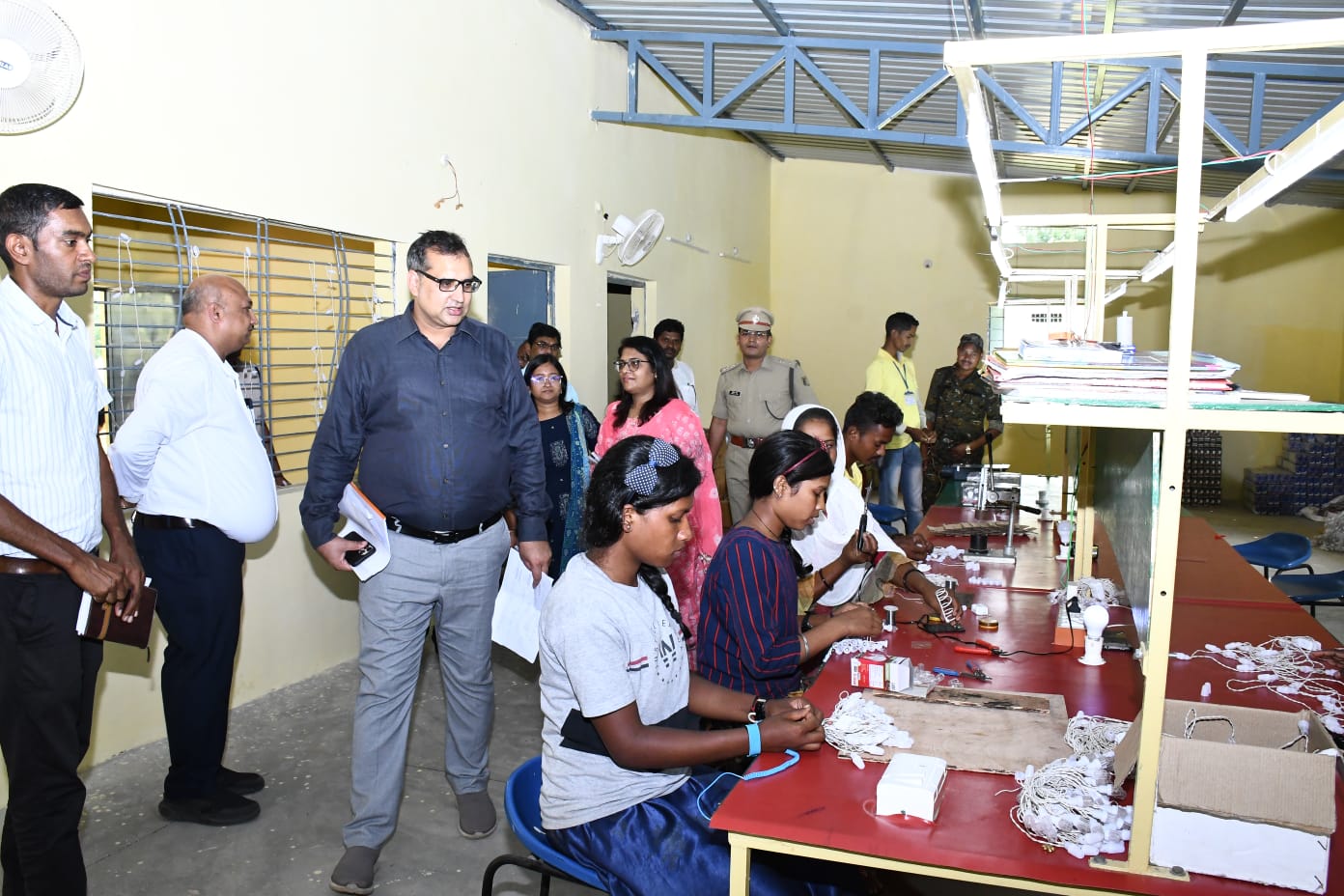 कमिश्नर भीम सिंह ने मतदान केंद्रों में मूलभूत सुविधाओं की ली जानकारी कमिश्नर भीम सिंह ने मतदान केंद्रों में मूलभूत सुविधाओं की ली जानकारी