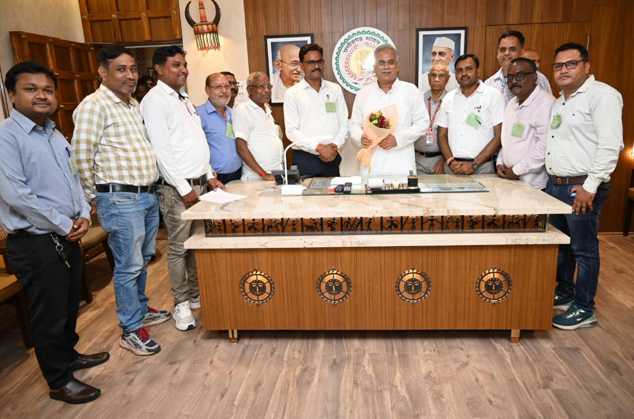 मुख्यमंत्री का राजस्व पटवारी संघ ने जताया आभार मुख्यमंत्री का राजस्व पटवारी संघ ने जताया आभार