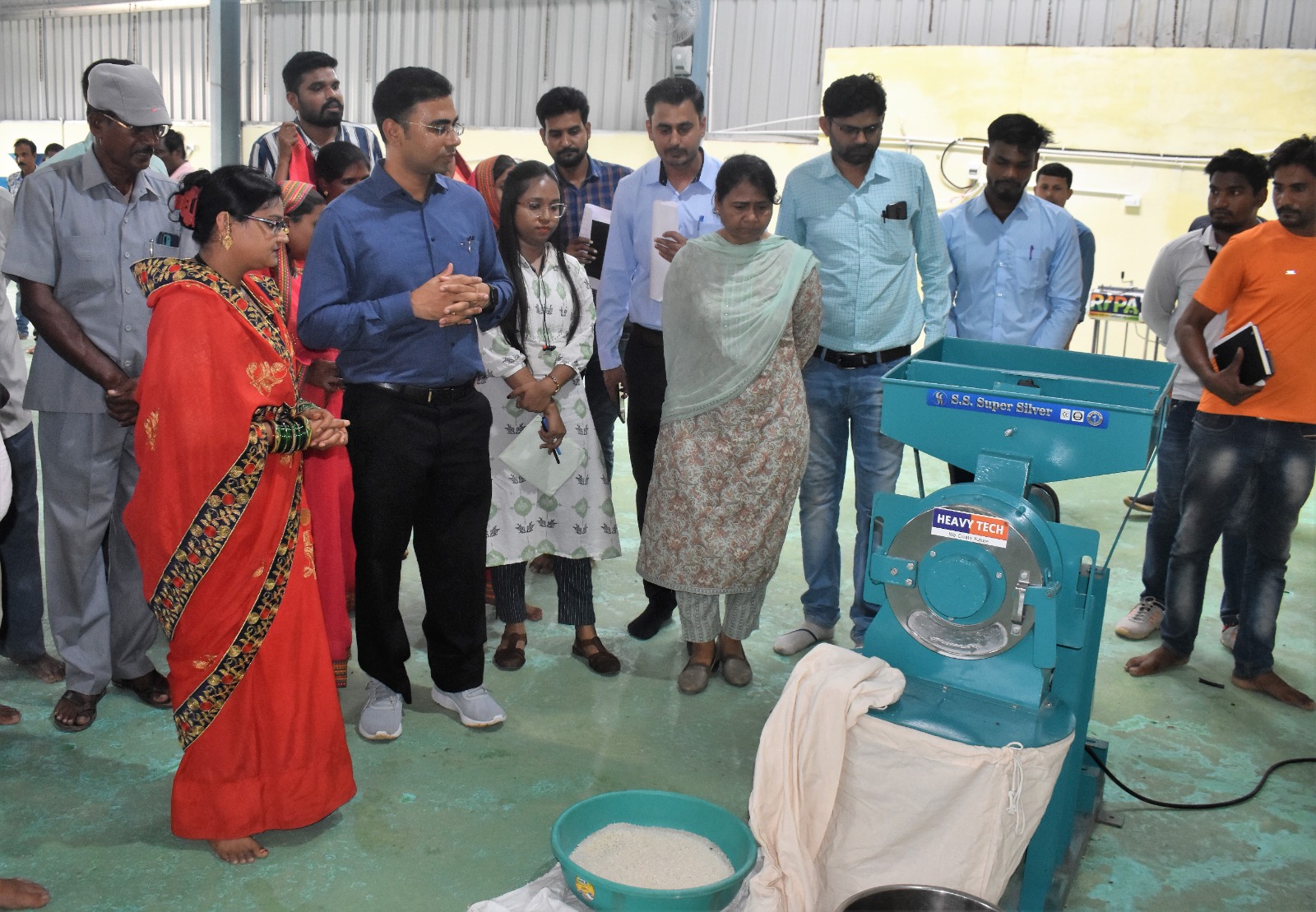 कलेक्टर ने किया कांदुल में ग्रामीण औद्योगिक पार्क एवं आंगनबाड़ी केंद्र का निरीक्षण कलेक्टर ने किया कांदुल में ग्रामीण औद्योगिक पार्क एवं आंगनबाड़ी केंद्र का निरीक्षण