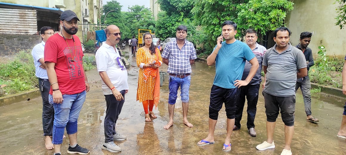 तालपुरी के पारिजात क्षेत्र में जलभराव से निपटने निगम ने दिखाई फुर्ती तालपुरी के पारिजात क्षेत्र में जलभराव से निपटने निगम ने दिखाई फुर्ती