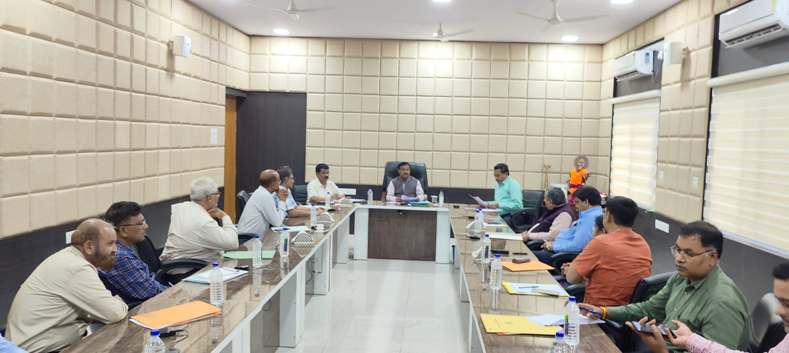 संभागआयुक्त एवं कुलपति ने ली कामधेनु विश्वविद्यालय में समीक्षा बैठक* संभागआयुक्त एवं कुलपति ने ली कामधेनु विश्वविद्यालय में समीक्षा बैठक*