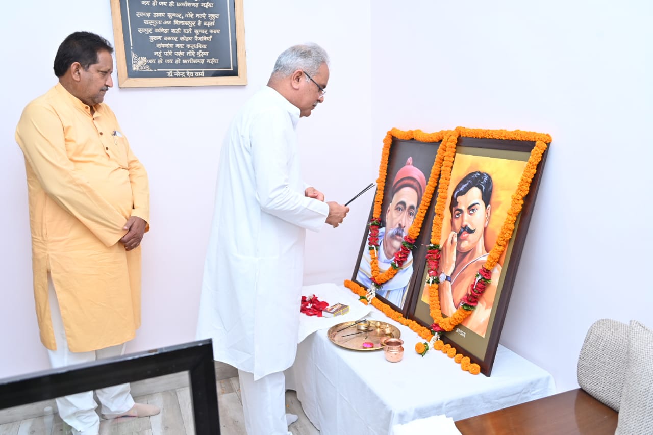 मुख्यमंत्री ने लोकमान्य तिलक और चंद्रशेखर आजाद की जयंती पर उन्हें अर्पित किए श्रद्धासुमन मुख्यमंत्री ने लोकमान्य तिलक और चंद्रशेखर आजाद की जयंती पर उन्हें अर्पित किए श्रद्धासुमन