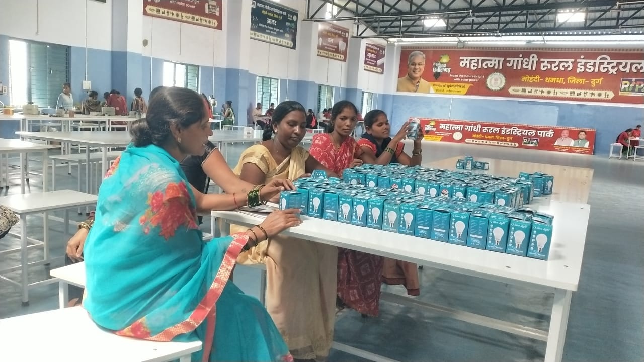 धमधा के ग्राम मोहंदी में तैयार किए जा रहे हैं 9 एवं 12 वॉट के बल्ब धमधा के ग्राम मोहंदी में तैयार किए जा रहे हैं 9 एवं 12 वॉट के बल्ब