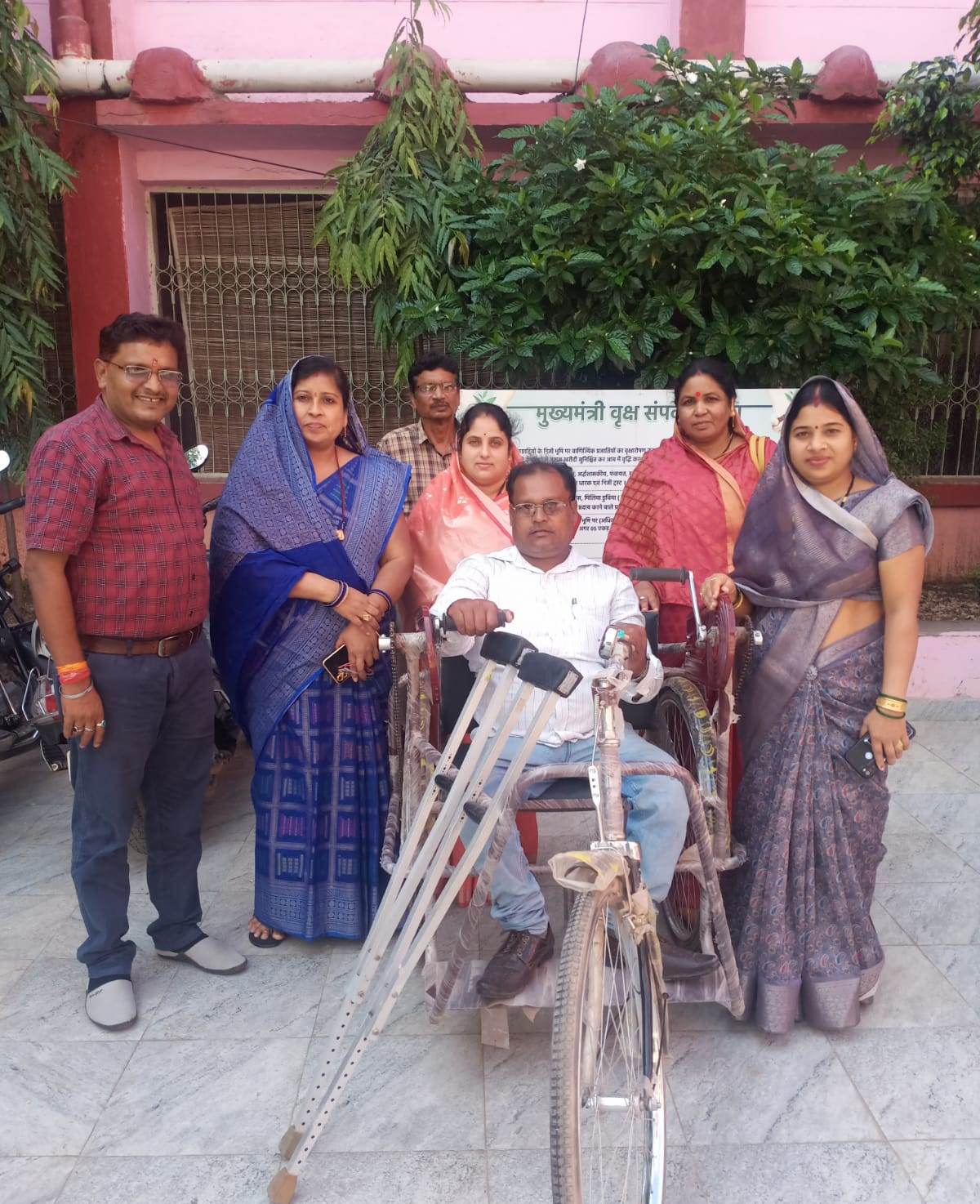 राजेन्द्र को मिली ट्रायसायकल और बैसाखी राजेन्द्र को मिली ट्रायसायकल और बैसाखी