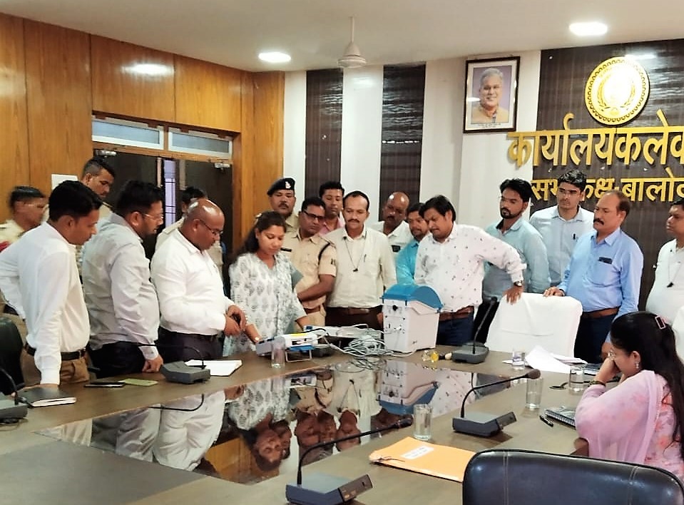 रिटर्निंग अधिकारियों ने ली सेक्टर अधिकारियो की बैठक रिटर्निंग अधिकारियों ने ली सेक्टर अधिकारियो की बैठक