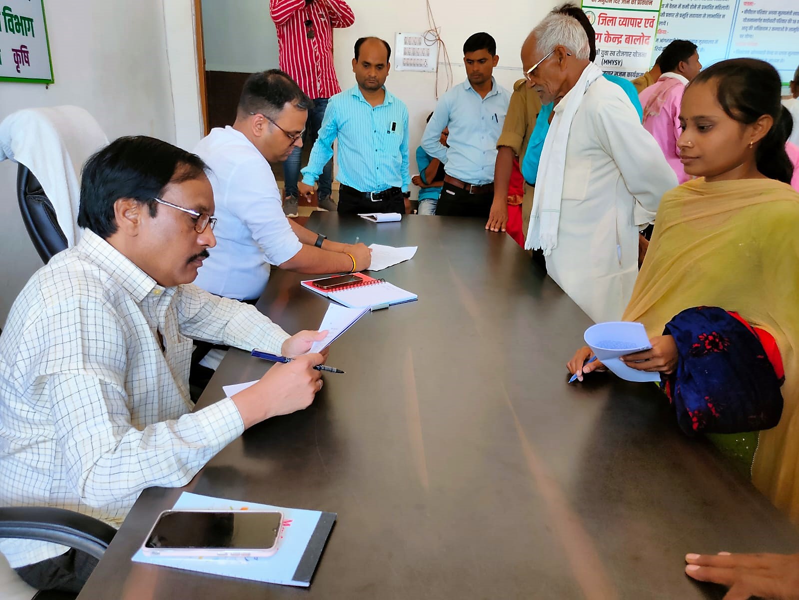 एडीएम ने जनदर्शन में सुनी आम लोगों की समस्याएं एडीएम ने जनदर्शन में सुनी आम लोगों की समस्याएं