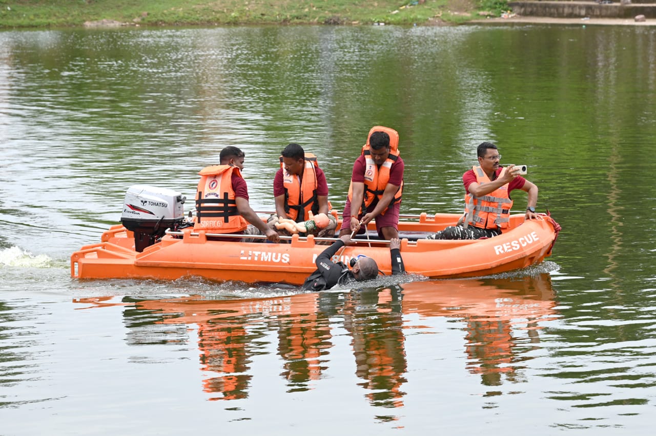 एक दिवसीय बाढ़ एवं आपदा प्रशिक्षण एवं प्रदर्शन कार्यक्रम आयोजित एक दिवसीय बाढ़ एवं आपदा प्रशिक्षण एवं प्रदर्शन कार्यक्रम आयोजित